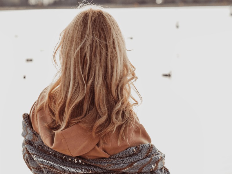 Frau mit blonden Beach Waves am Strand.