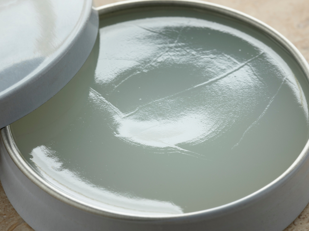 Kleine Dose mit Vaseline.