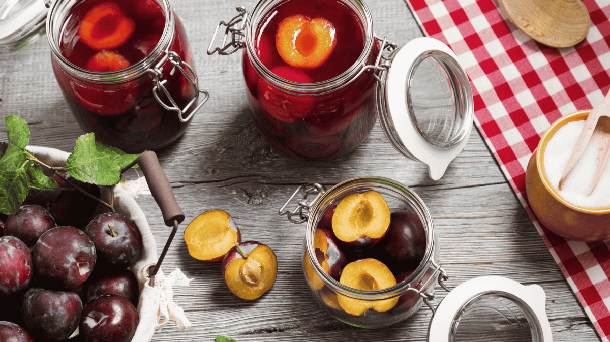 Hausgemachtes Pflaumenkompott auf Holzbrett