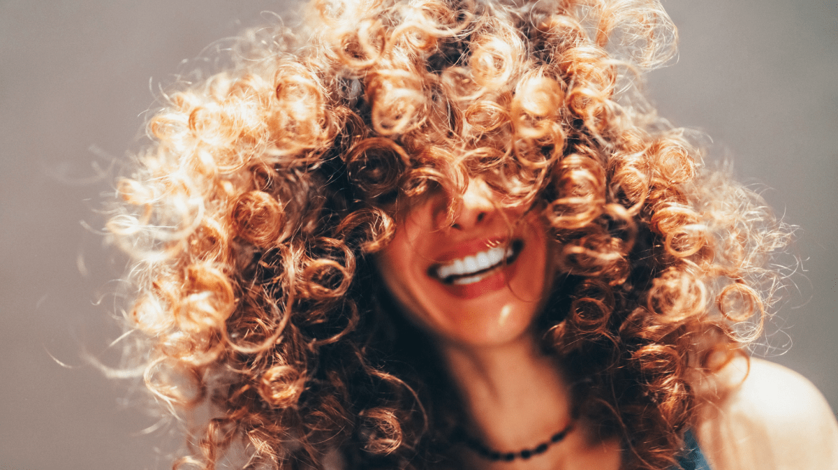 Frau mit definierten Locken.