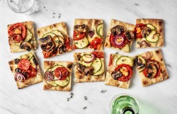 Flat Bread mit roten Zwiebeln