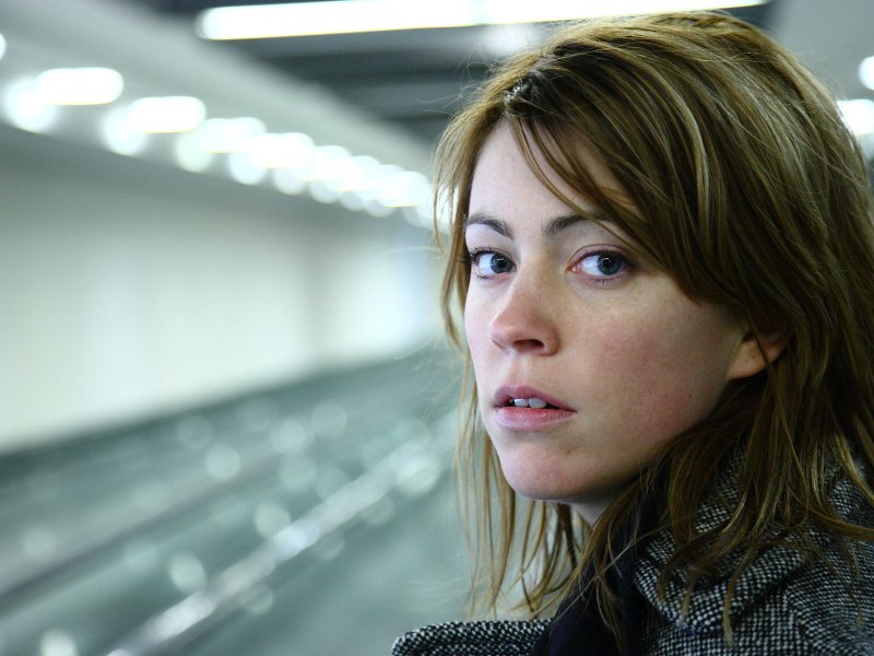 Frau blickt ernst in einem U-Bahn-Tunnel in die Kamera
