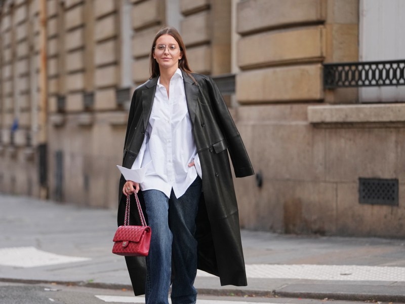 Streetstyle mit wei&szlig;er Bluse, Jeans und zeitlosem Mantel.