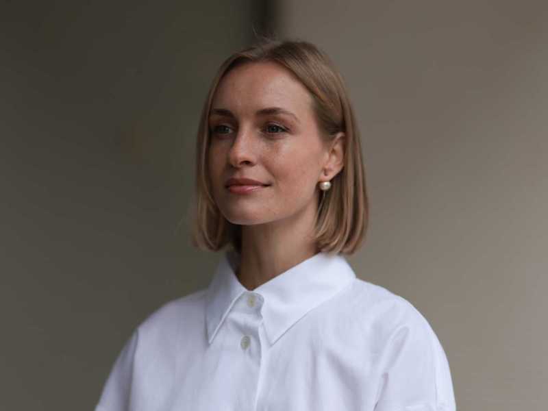 Frau mit blondem Long Bob