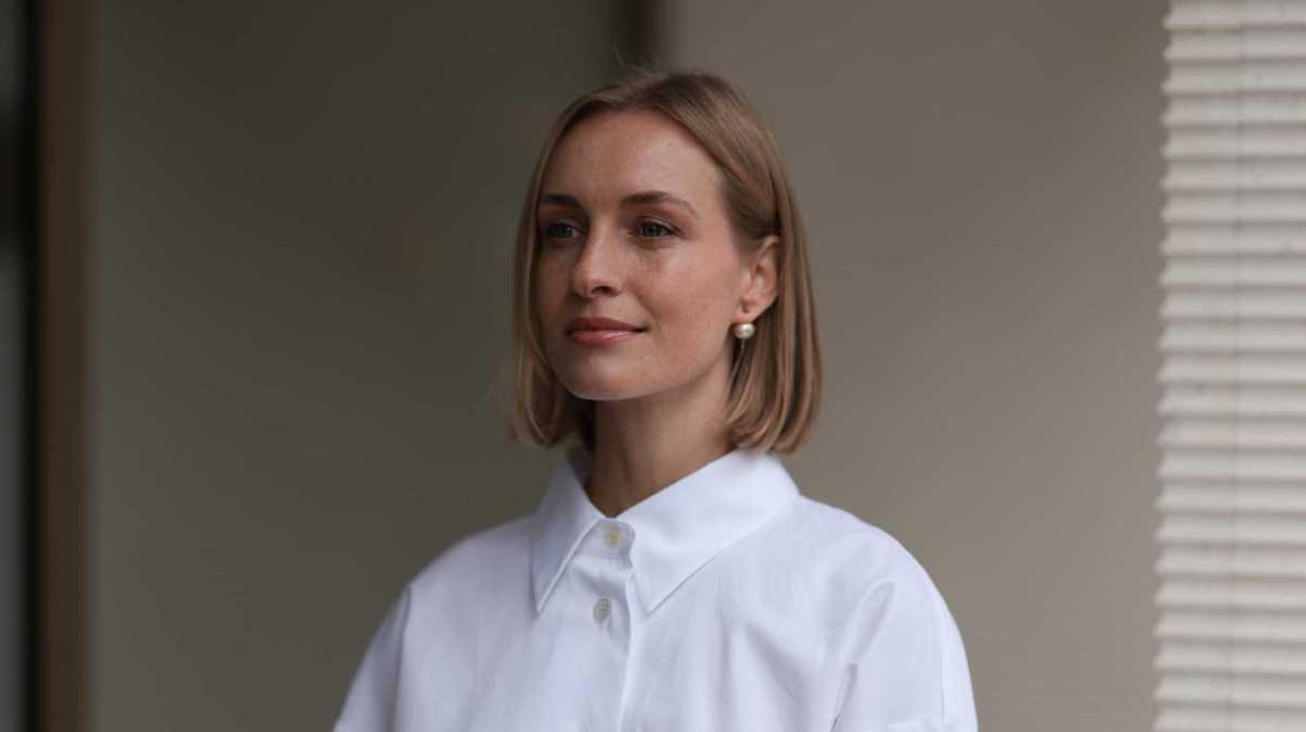 Frau mit blondem Long Bob