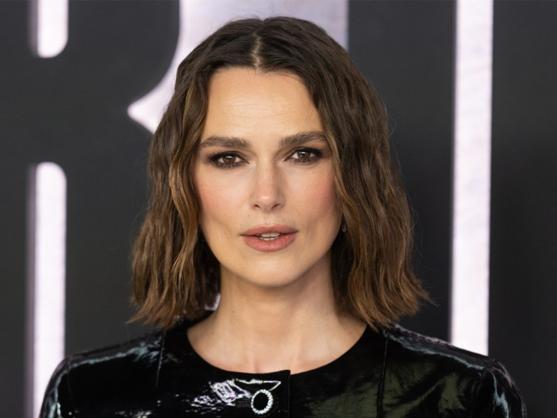 Keira Knightley mit einer Bob-Frisur, die ihren markanten Gesichtszügen schmeichelt.