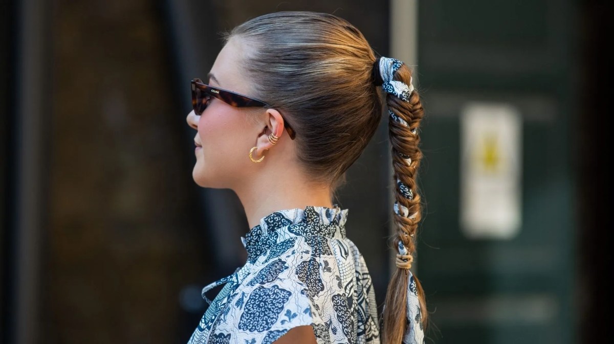 Frau mit Fischgrätenzopf