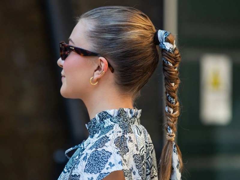 Frau mit Fischgrätenzopf