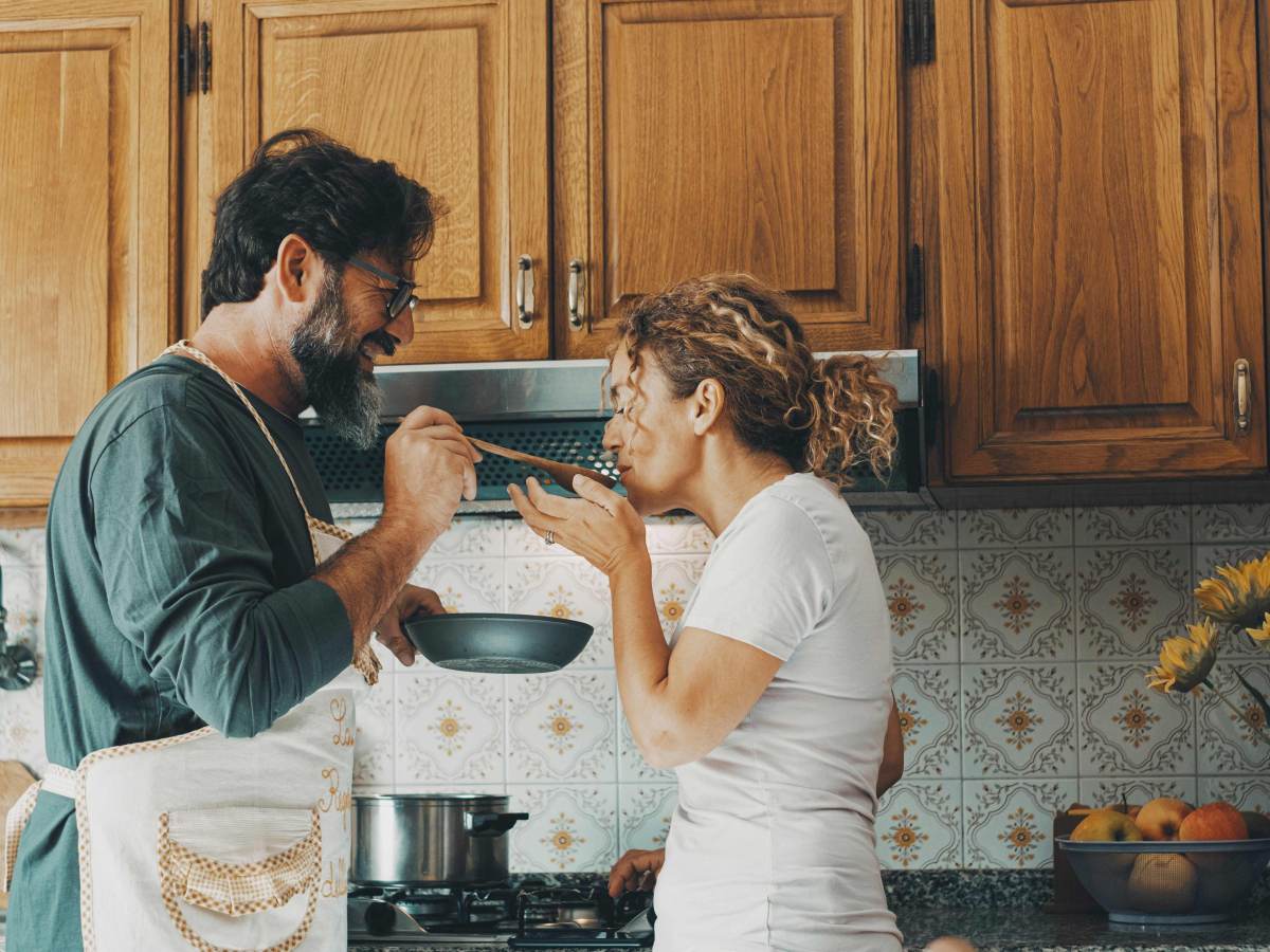 Paar kocht gemeinsam in K&uuml;che.