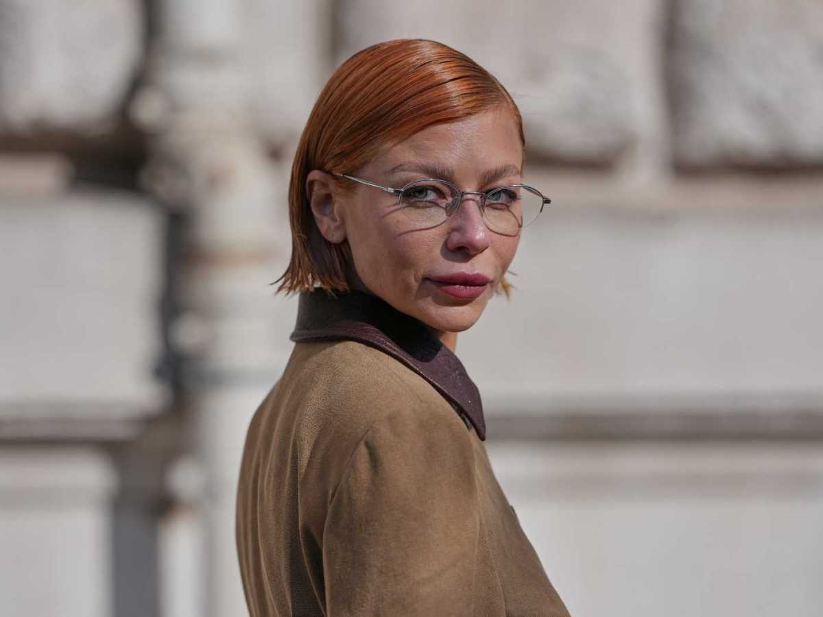 Frau mit kurzem, rotem Haar