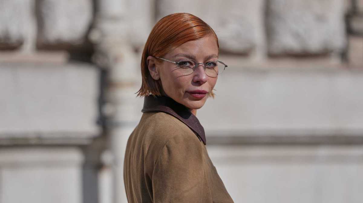 Frau mit kurzem, rotem Haar