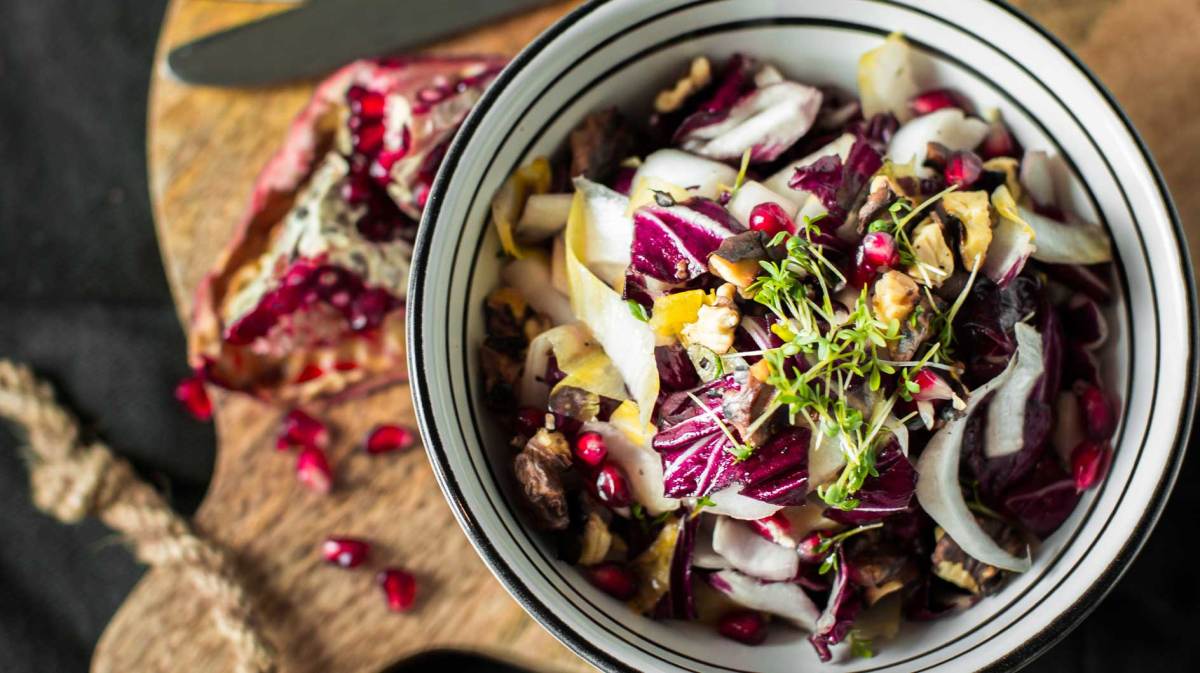 Chicorée-Radicchio-Salat mit Granatapfelkernen