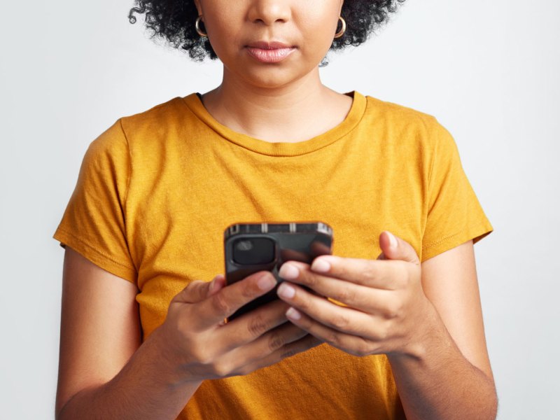 Frau mit einem Smartphone