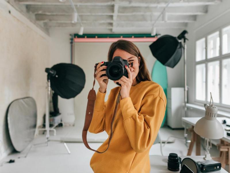 Fotografin schießt Fotos in einem Studio.