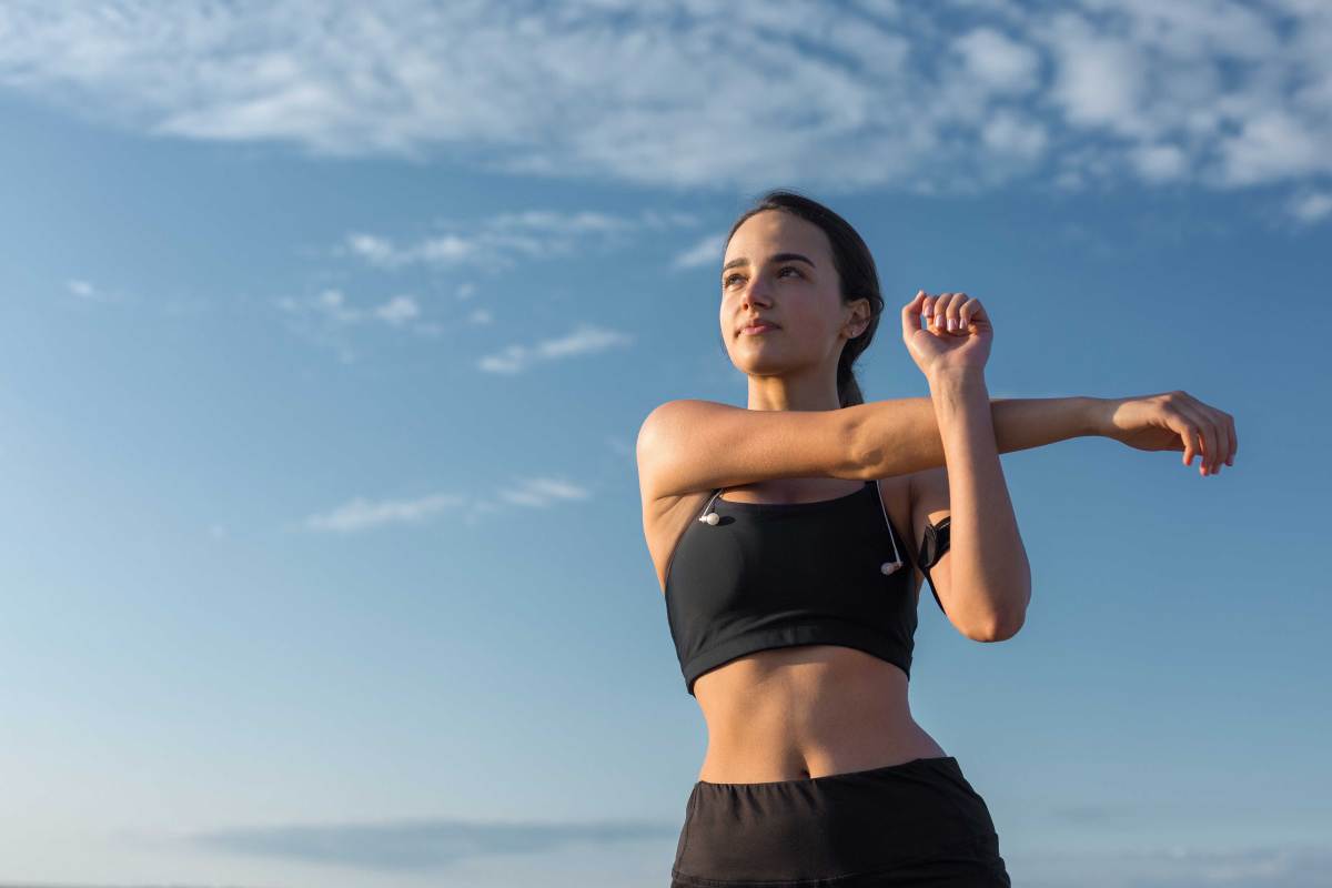 Athletische Frau dehnt sich nach dem Sport