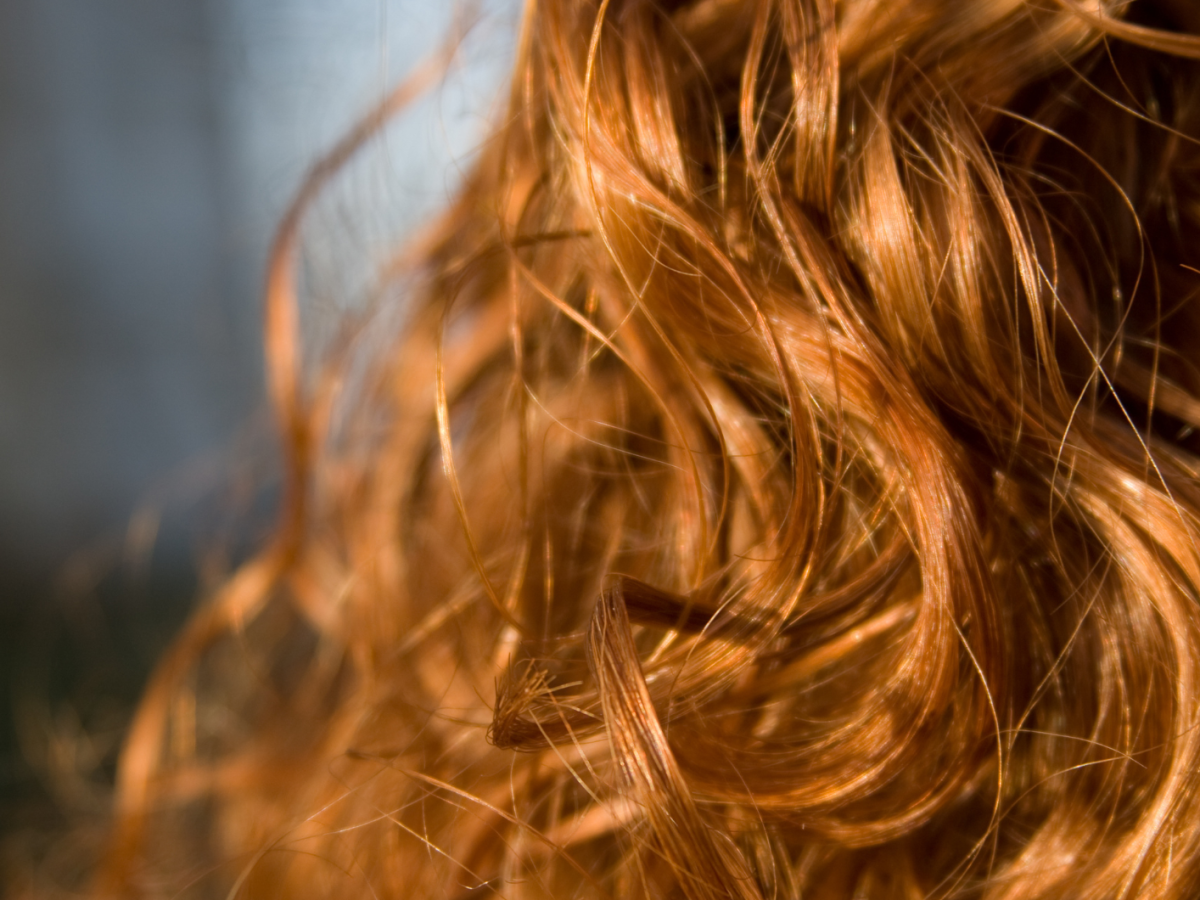 Nahaufnahme von Frau mit großen Locken.