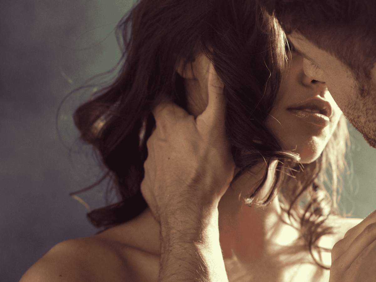 ein Paar küsst sich