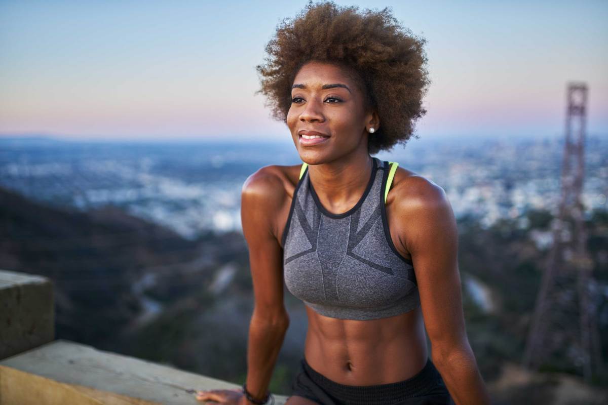 Athletische Frau vor Stadtpanorama