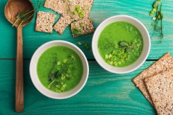 Erfrischende Erbsensuppe mit Minze