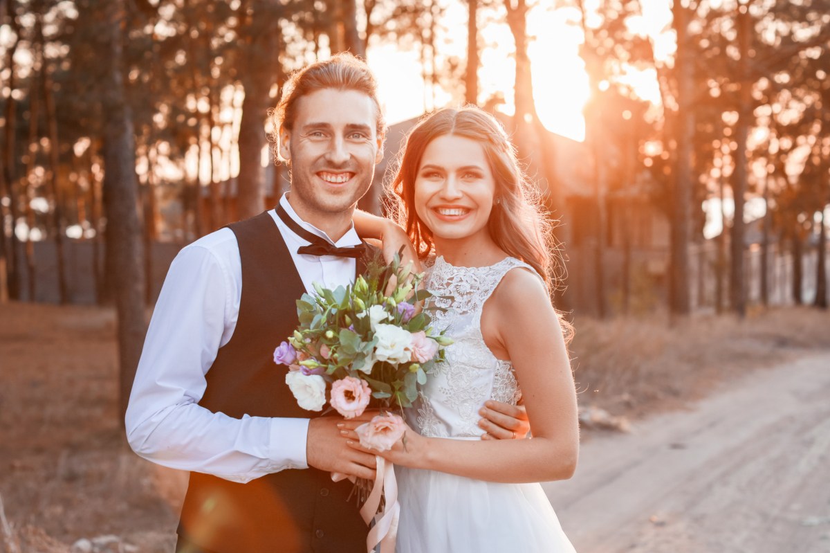 Hochzeitsfoto von einem Mann und einer Frau.