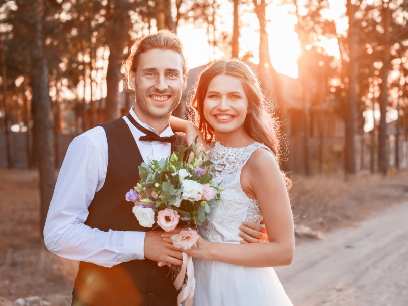 Hochzeitsfoto von einem Mann und einer Frau.