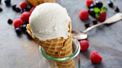 So kannst du Vanilleeis auch ganz einfach ohne Eismaschine selber herstellen.