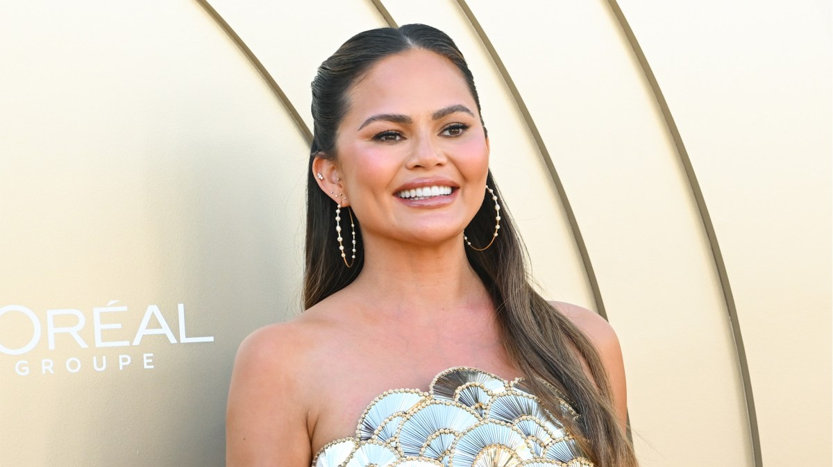 Chrissy Teigen mit halbhoch gesteckten Haaren, die ihrer runden Gesichtsform schmeicheln.