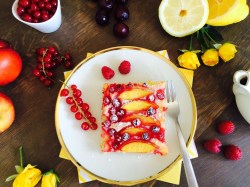 Pfirsich-Johannisbeer-Grie&szlig;kuchen
