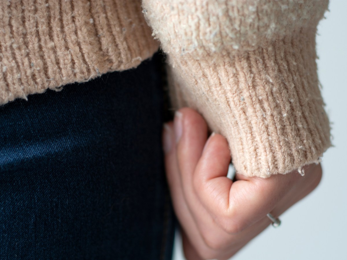 Alter Pullover mit jeder Menge Pilling-Knötchen