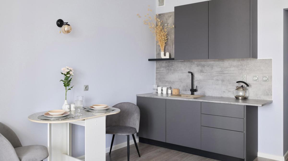 Foto einer Küchenzeile mit grauen Oberflächen.