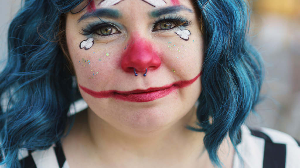 Frau verkleidet als Joker