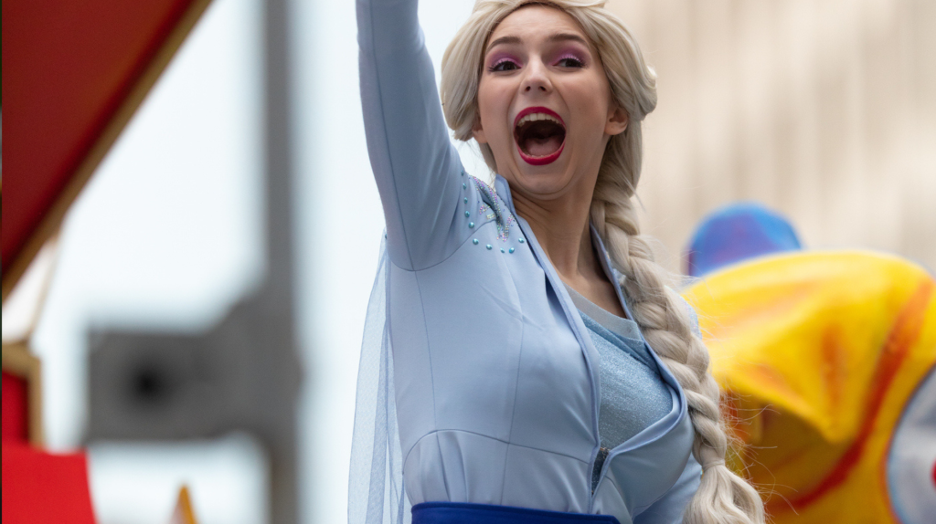 Frau mit einem Elsa Kost&uuml;m