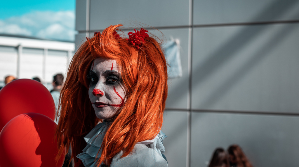 Frau mit Pennywise Kost&uuml;m