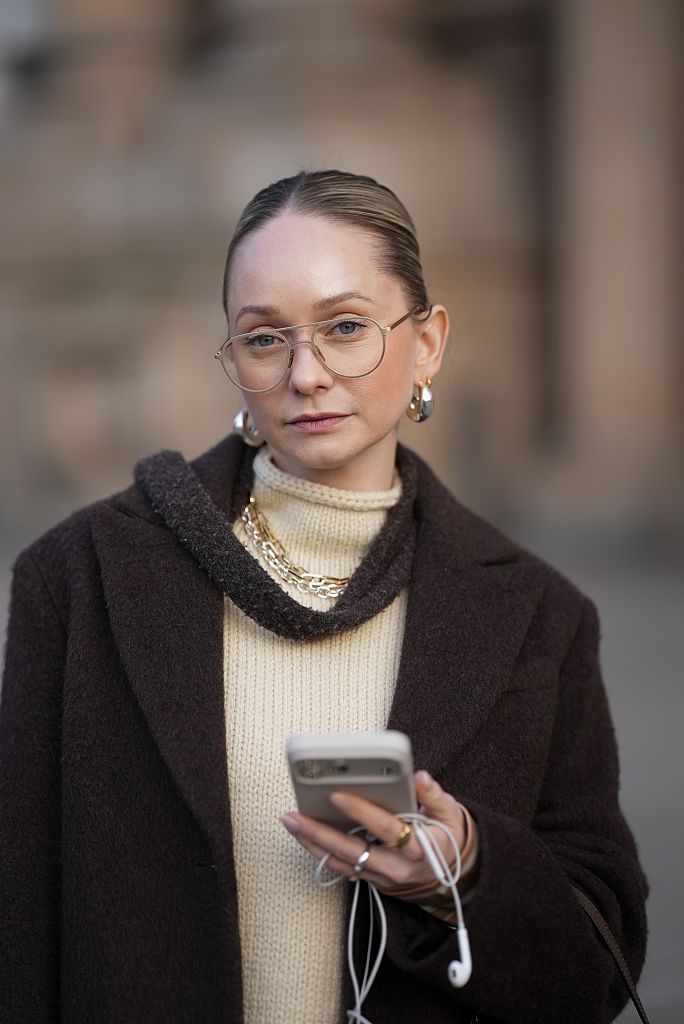 Sonia Sofianidou mit stylischer Pilotenbrille.