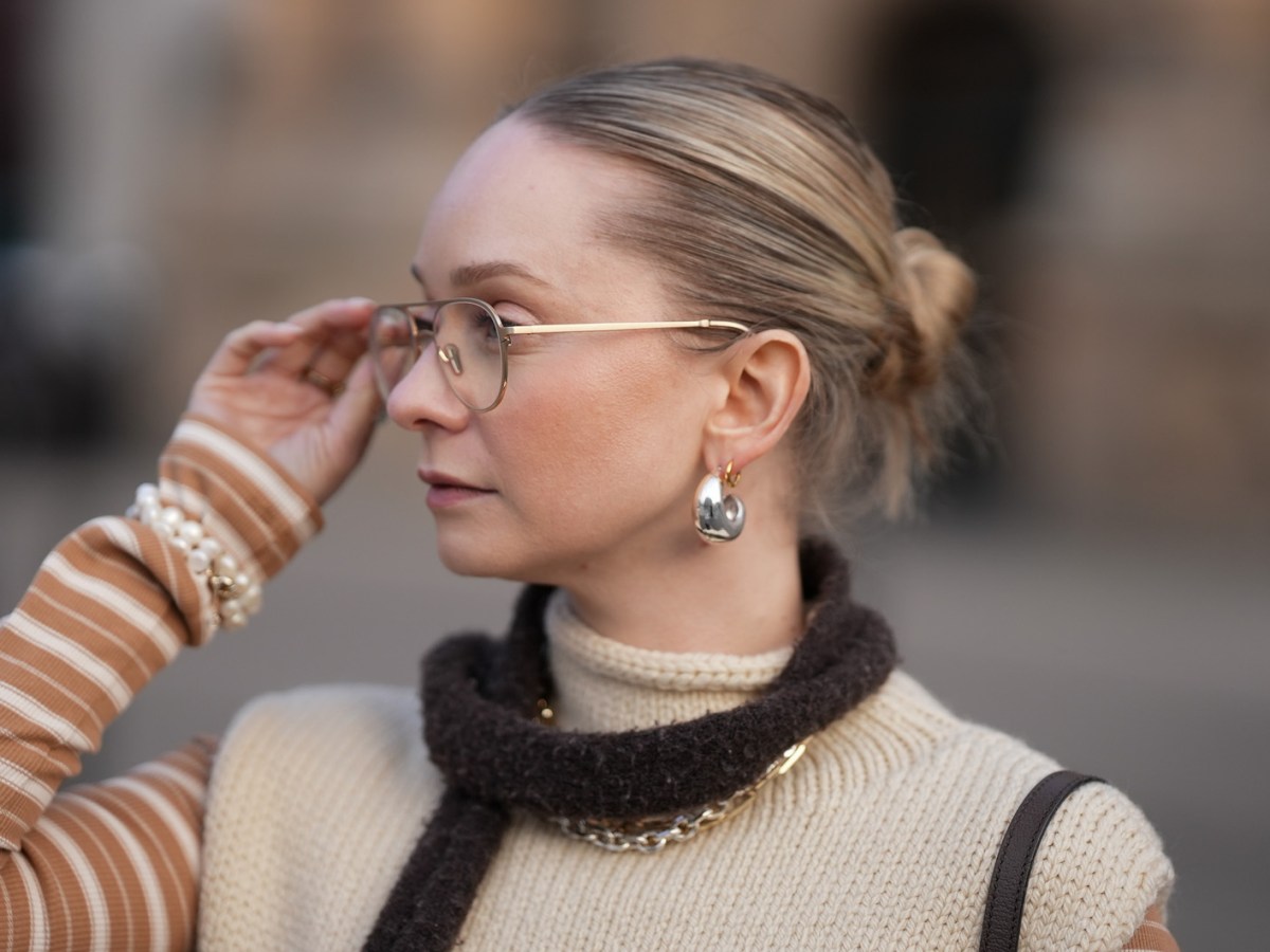 Streetstyle mit Pilotenbrille zu Strickpullover und Schal.