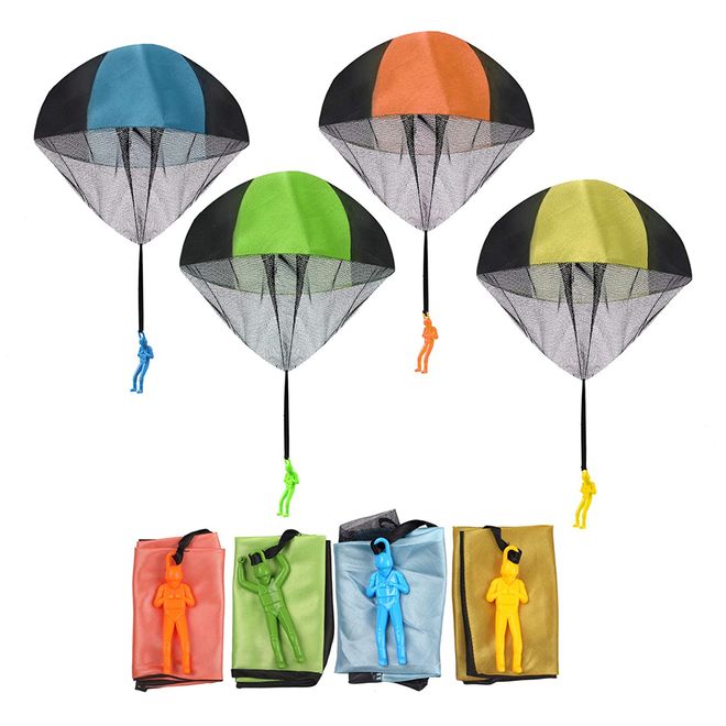 Bild von vier Spielzeug-Fallschirmspringern, einmal im Flug, einmal zusammengefaltet.