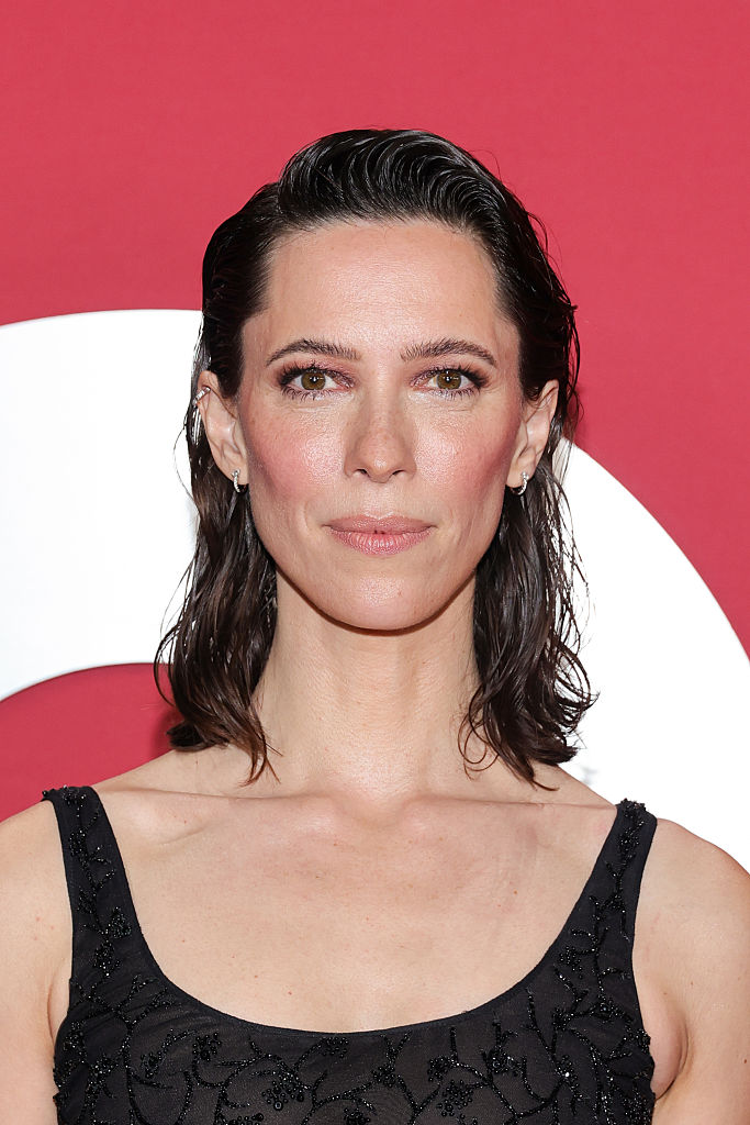 Rebecca Hall tr&auml;gt einen Long-Bob mit gl&auml;nzendem Wet-Hair.