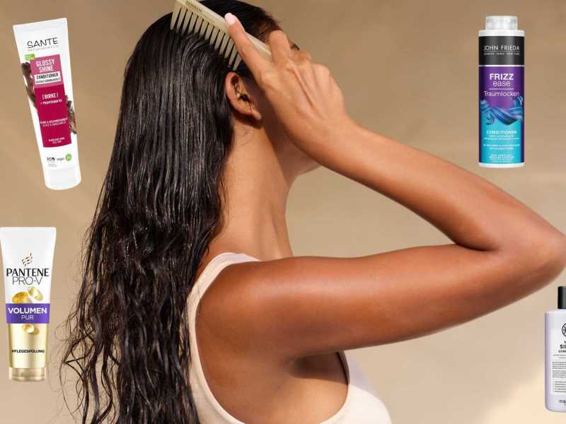 Frau mit langen dunklen Haaren kämmt sich durch die Haare, verschiedene Conditioner im Hintergrund.