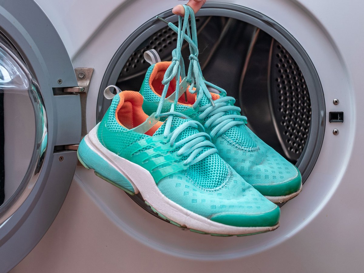 Blaue Sneaker in der Waschmaschine