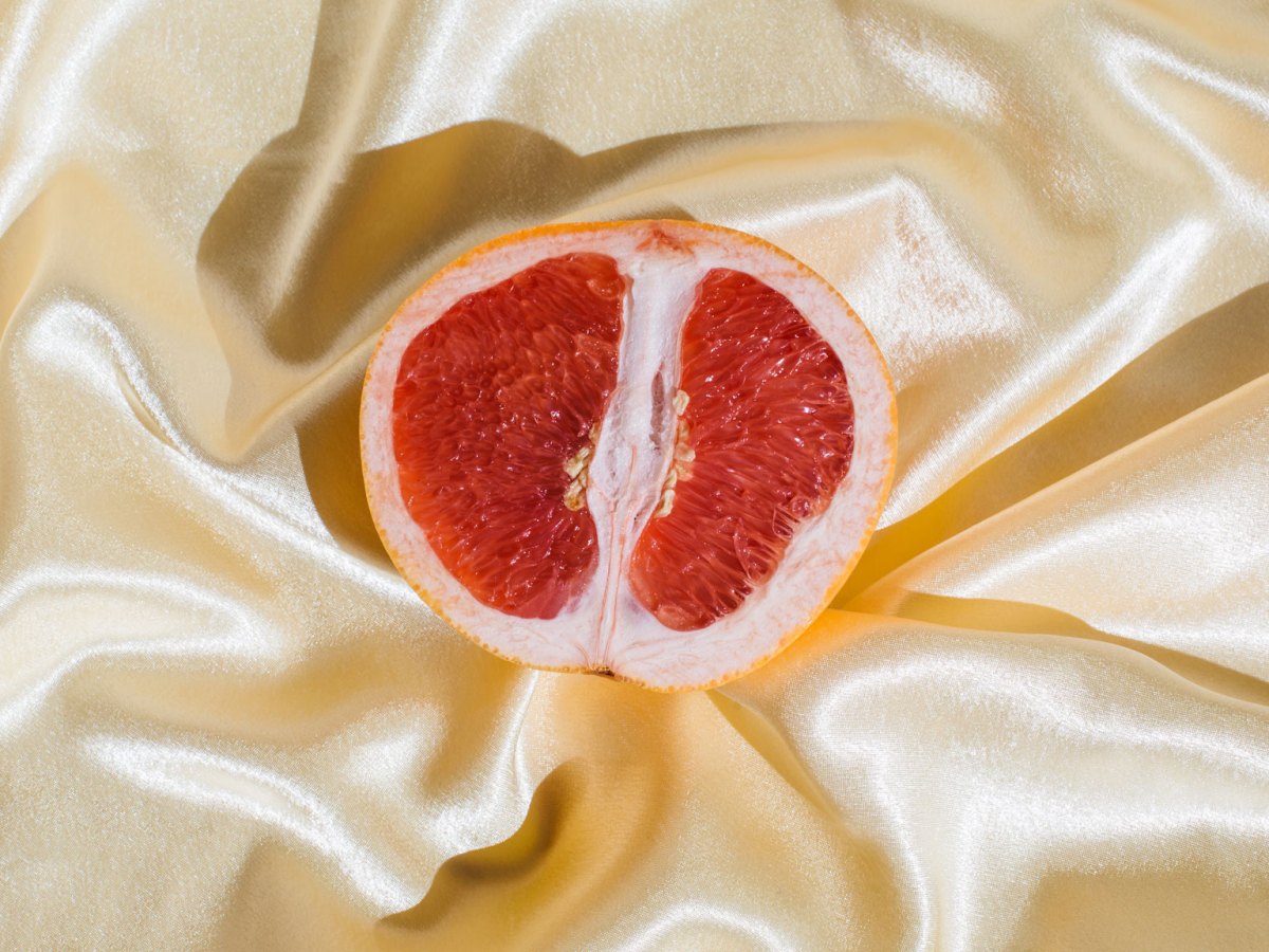 Grapefruit auf gl&auml;nzender Decke als Symbolbild f&uuml;r vaginaler Orgasmus