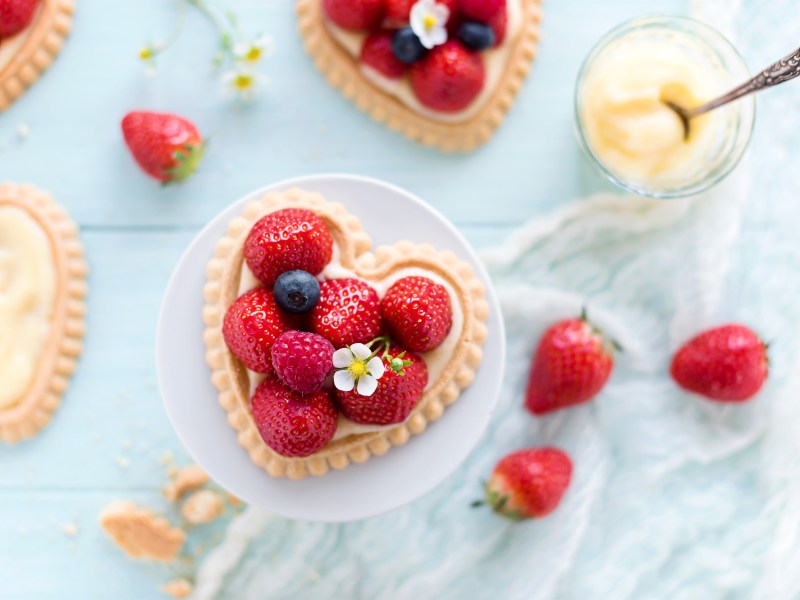 Herzförmige Erdbeertartelettes