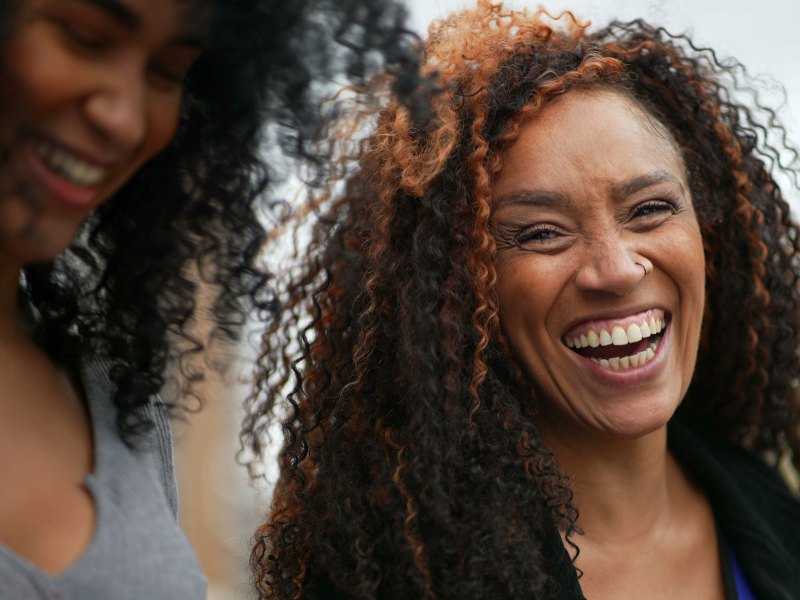 zwei Frauen lachen