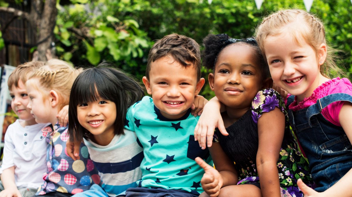 Gruppe von Kindergartenkindern unterschiedlicher Ethnien.