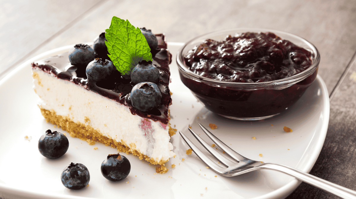 Blueberry Cheesecake auf einem weißen Teller.