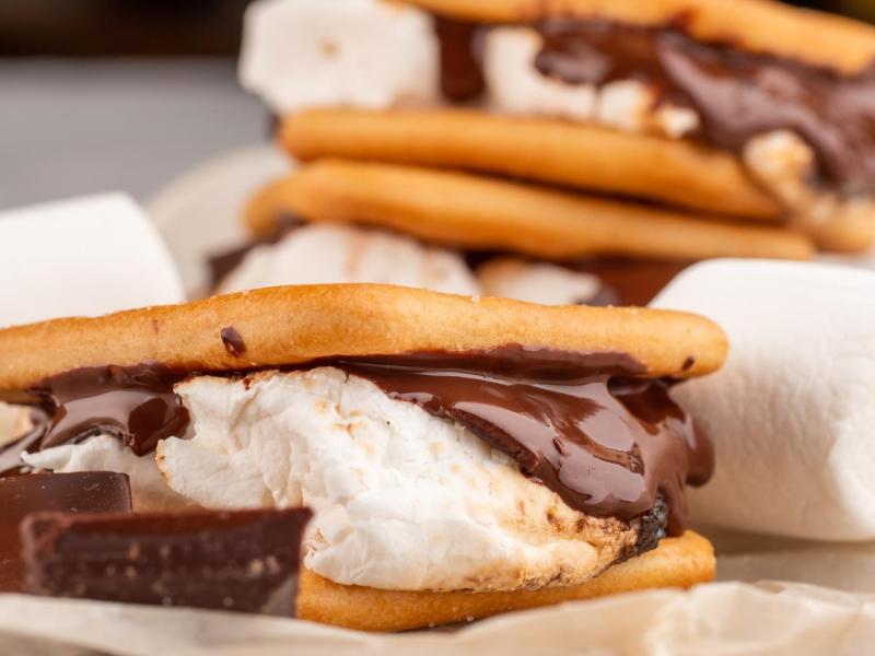S’Mores auf Backpapier.
