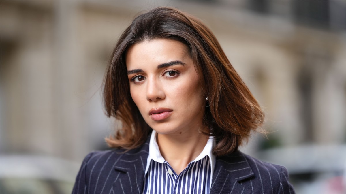 Frau mit mittellangem Bob-Haarschnitt, der stufig geschnitten ist.