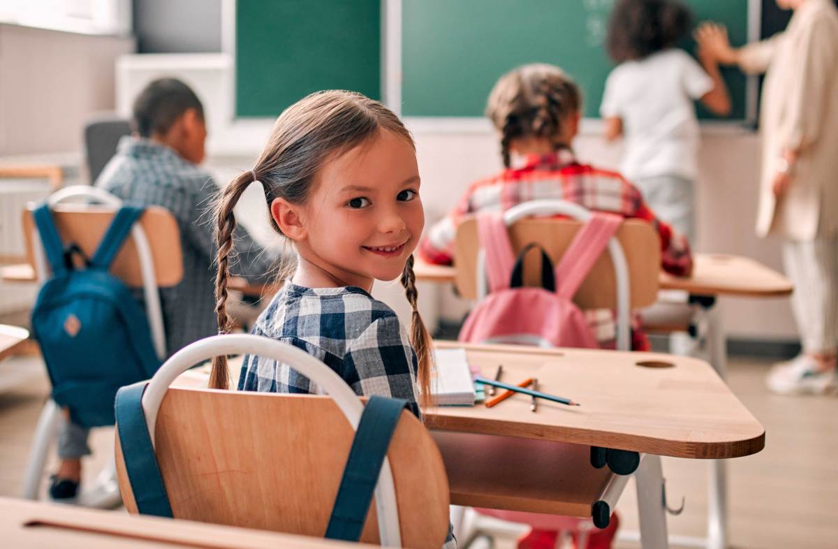 Die meisten Kinder fiebern dem ersten Schultag entgegen. Ist es dann aber so weit, wird ihnen oft ein bisschen mulmig. Mama und Papa können ihrem neuen Schulkind aber ganz einfach die Angst nehmen.