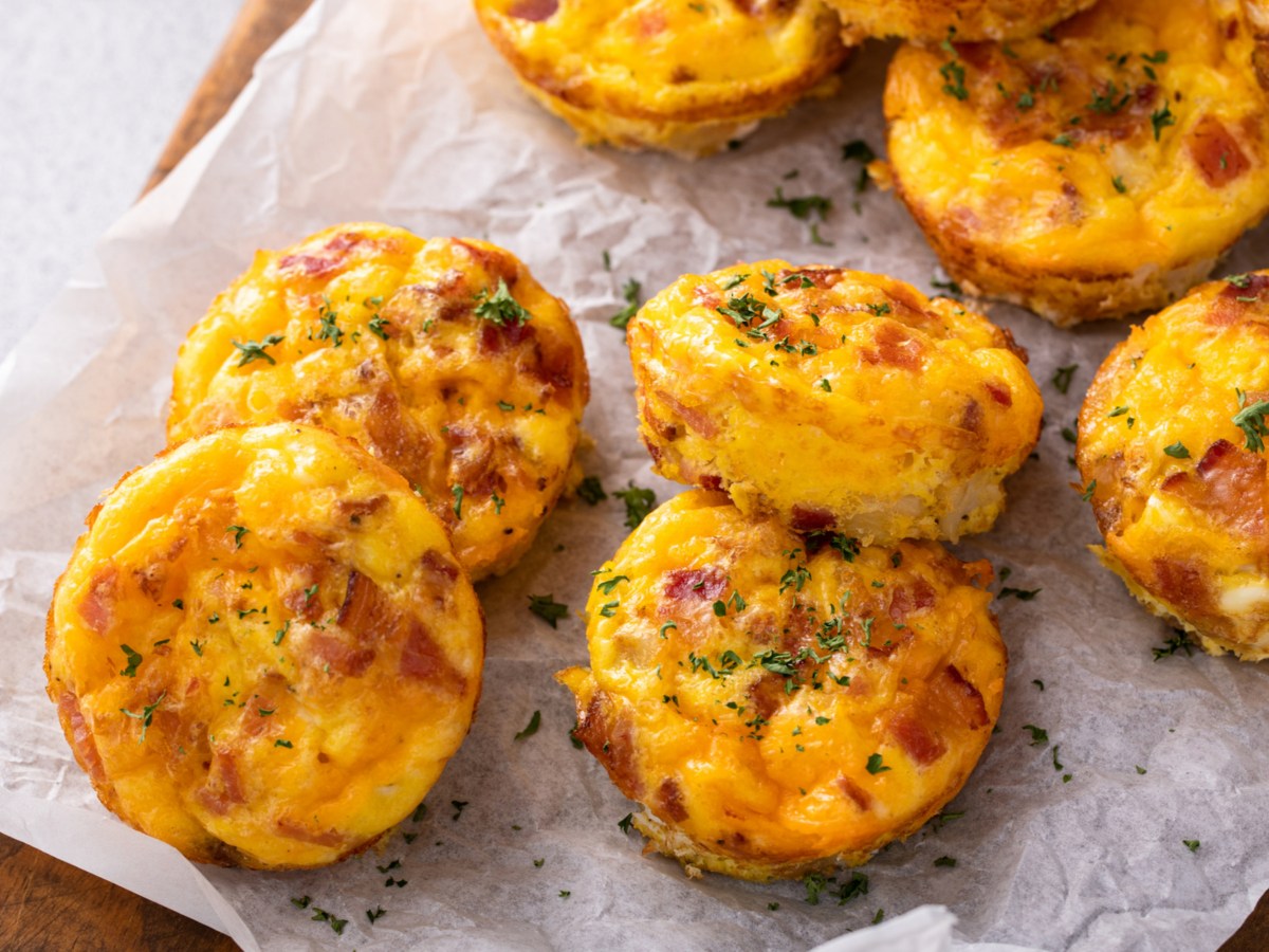 Herzhafte Muffins mit Schinken und Ei.