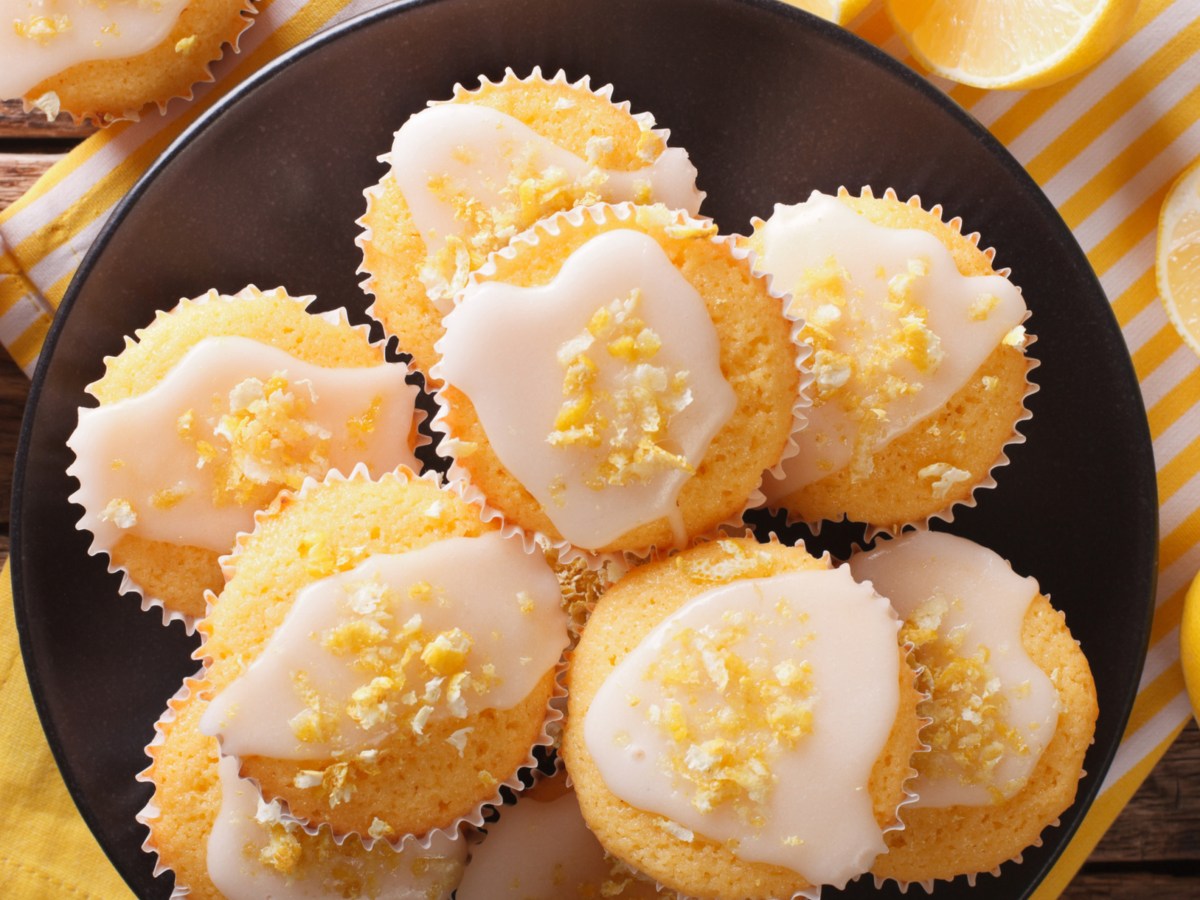 Sommerliche Zitronen-Muffins mit griechischem Joghurt &ndash; fruchtig, saftig & schnell gebacken