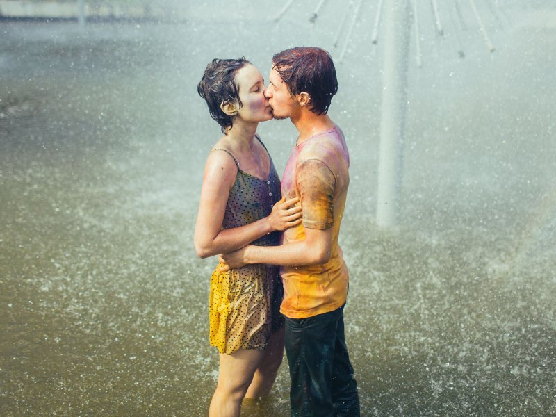 Paar küsst sich im Regen